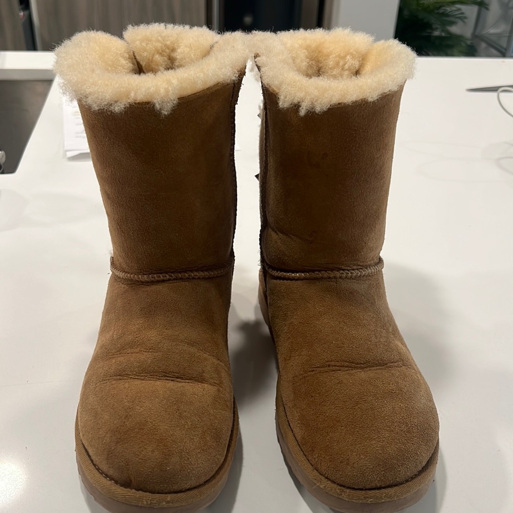 Chestnut uggs . Size 8!
